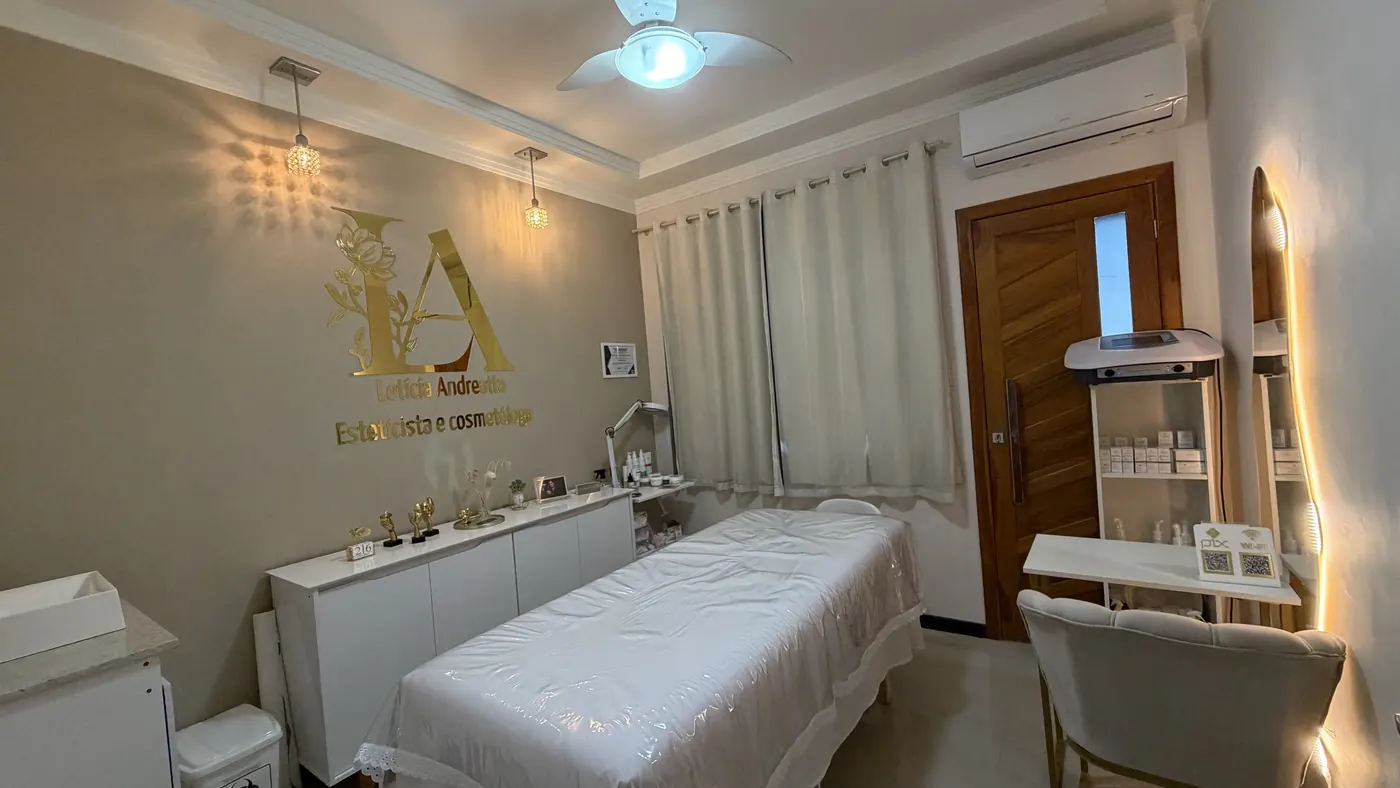 Sala de atendimento com maca e poltrona