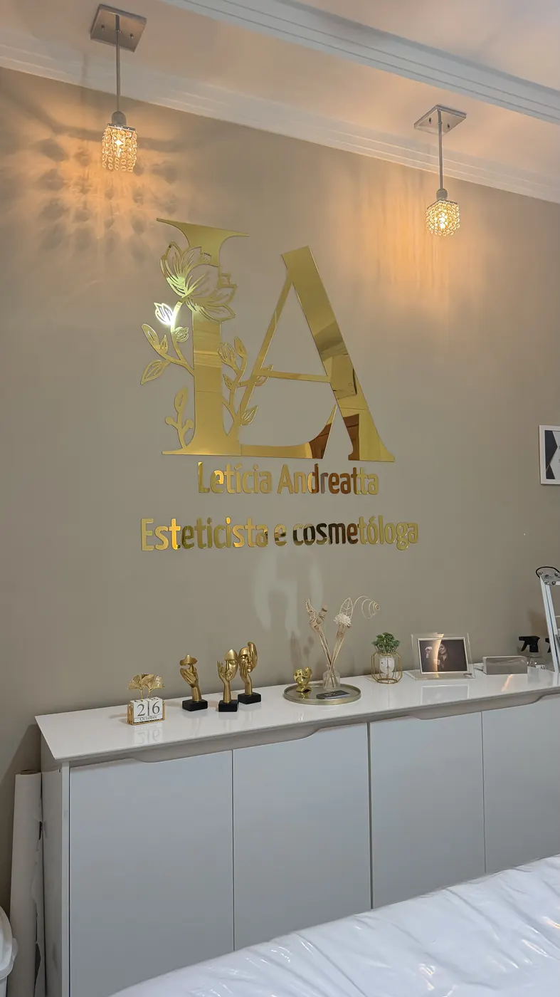 Detalhe da parede com o logo