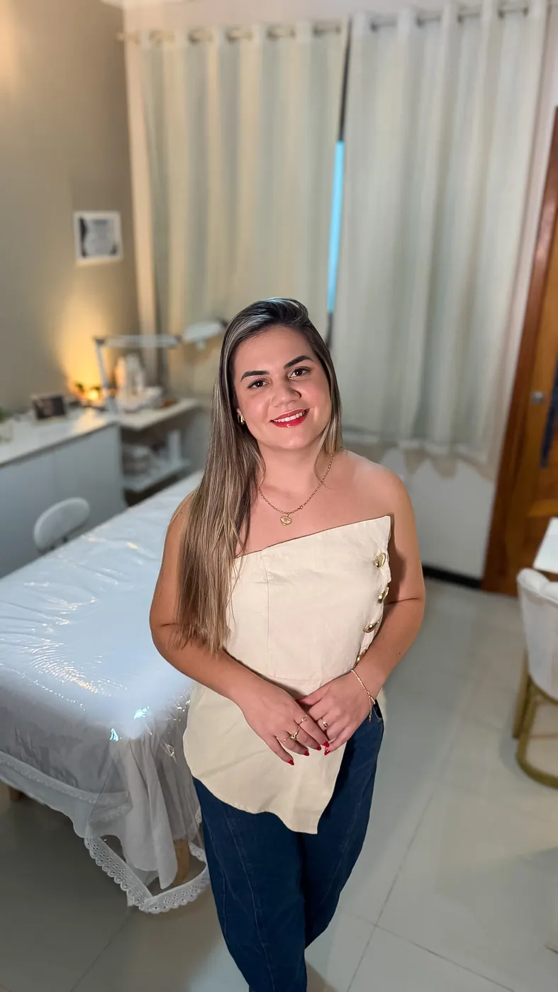 Letícia Andreatta ao lado da maca de atendimento
