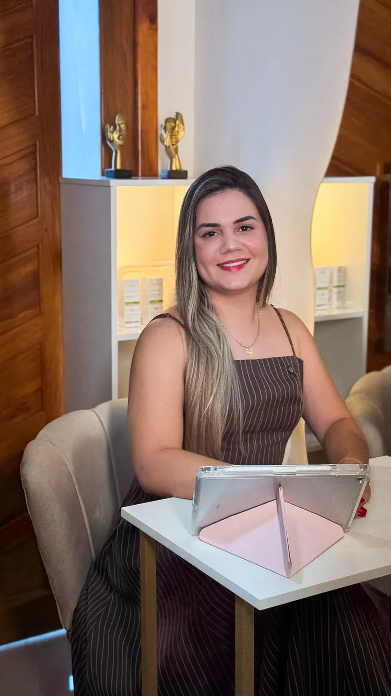 Letícia Andreatta em sua mesa de atendimento